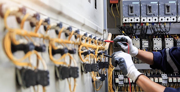 Professional Electrician technician working in Bloomfield, IN